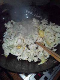 口感极佳的菜花炒鸡蛋做法图解6)