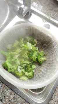 质嫩爽口的西兰花炒肉做法图解6)