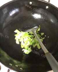 家常菜青椒炒蘑菇做法图解3)