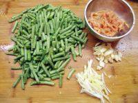 家常菜肉丝炒豇豆做法图解2)