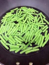 芳香四溢的长豆角炒肉做法图解1)