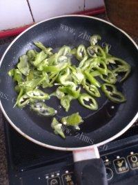 饱满的青椒炒蛋做法图解3)