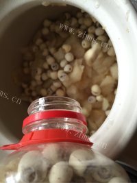 美容银耳莲子羹做法图解6)