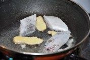 美味的葱香带鱼做法图解4)
