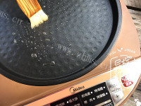 美味的黄金香肠卷做法图解9)