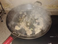 回味无穷的牛腩炖魔芋做法图解3)
