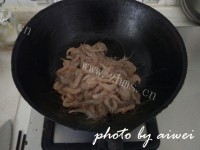 美味的韭菜炒小河虾做法图解5)