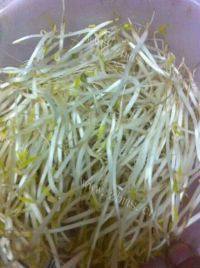 美味的豆芽炒河粉做法图解2)