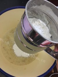 自制低脂香蕉松糕做法图解4)
