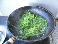 诱人的肉丝炒豆角做法图解4)