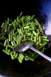 爽滑清炒芦笋做法图解8)