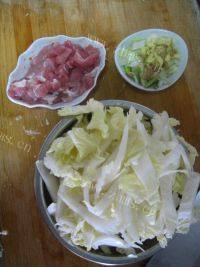 香喷喷白菜猪肉炖粉条做法图解1)