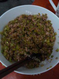 满口生香的芹菜猪肉水饺做法图解3)