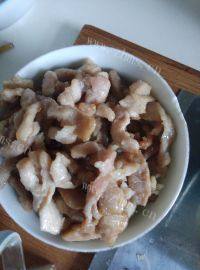 家常菜茭白炒肉丝做法图解4)