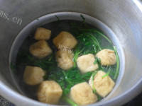 自制茼蒿油豆腐龙骨汤做法图解10)