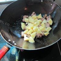 诱人的土豆蒸排骨做法图解8)
