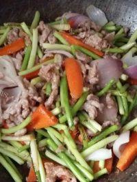 家常胡萝卜蒜苔炒肉丝做法图解8)