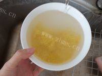 美味小米玉米渣枸杞粥做法图解2)