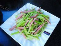 家常菜香肠炒芹菜