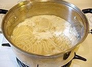 口感极佳的番茄牛腩面做法图解5)