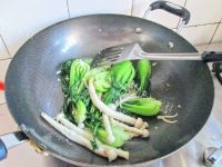 家常蒜蓉油菜海鲜菇做法图解8)