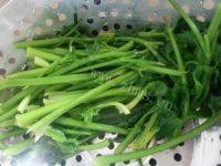 简易的猪肉芹菜水饺做法图解5)