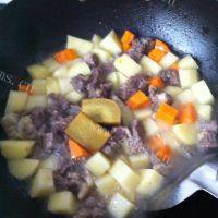 家常菜咖喱土豆牛肉做法图解7)