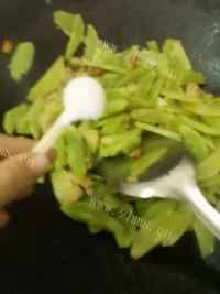 质嫩爽口的莴笋炒肉片做法图解7)