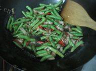 美味的四季豆炒肉做法图解7)