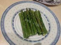 新鲜的芦笋鱼片做法图解6)