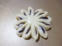 自制枣泥菊花酥做法图解19)