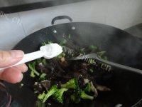 木耳炒西兰花自制做法图解8)
