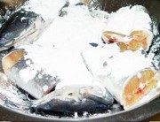 香喷喷的大蒜烧鲶鱼做法图解2)