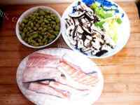 美味的鱼腩毛豆香菇干做法图解1)