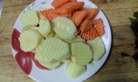 色泽鲜亮的土豆烧海带做法图解2)