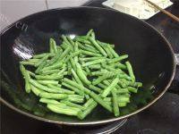 家常菜清炒四季豆做法图解2)