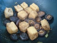 家常的香菇焖油豆腐油条的做法图解六