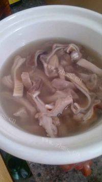 美味的青果炖猪肚做法图解9)