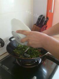 蒜台炒肉自制做法图解5)