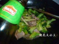 家常西兰花炒咸肉做法图解6)