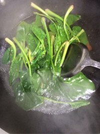 美味的酸甜凉拌菠菜粉丝做法图解4)