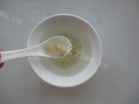 美味的椰汁皂角米炖梨做法图解2)