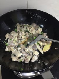 美味的孜然牛筋做法图解3)