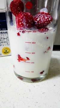 营养丰富的草莓奶昔做法图解3)