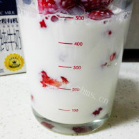 营养丰富的草莓奶昔的做法图解三