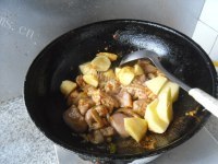 美味的土豆咖喱鸡做法图解8)