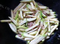 家常菜西葫芦炒肉丝做法图解6)