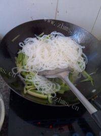 自己做的芹菜炒粉做法图解5)