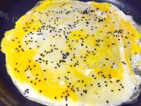 自制黑芝麻鸡蛋饼做法图解4)
