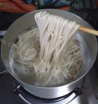 美味香菇火腿辣酱拌面做法图解4)